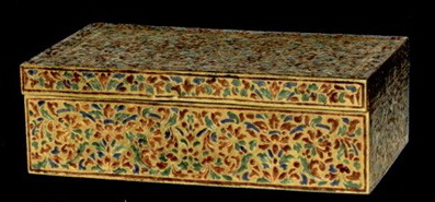 Picture 10 : The enameled-gold betel-nut case at the Palace of Fontainebleu, France.