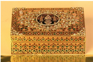 Picture 11 : The enameled-gold betel-nut case studded with diamonds and engraved with the Chulamongkut (coronet) in the Pavilion of Regalia, Royal Decorations and Coins.