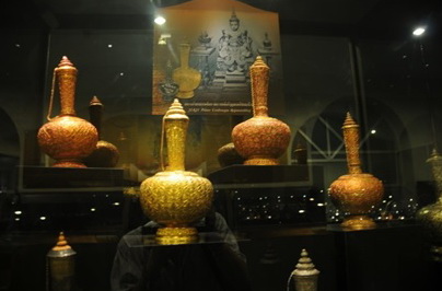 Picture 15 : The enameled-gold long-necked water pitcher for male royals at the Pavilion of Regalia, Royal Decorations and Coins.