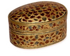 Picture 18 : The enameled-gold oval box at the Palace of Fontainebleu, France.