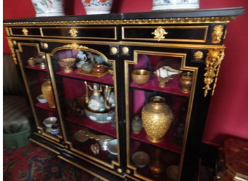 Picture 2 : The royal tributes displayed in a glass cabinet in the Chinese room at the Palace of Fontainebleu, France.