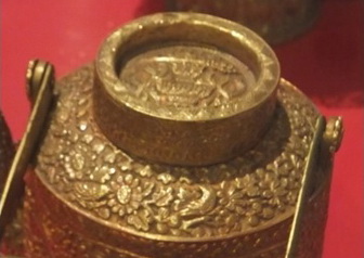 Picture 31 : An engraving of the Chutamanee (the seal of King Pinklao) on the lid of a cylinder-shaped teapot displayed at the Pavilion of Regalia, Royal Decorations and Coins.
