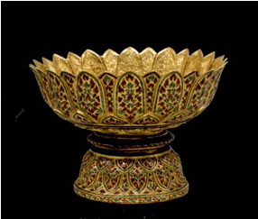 Picture 4 : The enameled-gold petal of lotus-shaped pedestal tray in the Palace of