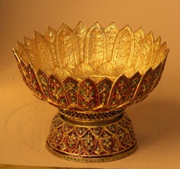 Picture 5 : The enameled-gold pedestal tray for washing the face in the Pavilion of Regalia, Royal Decorations and Coins.