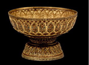 Picture 8 : The enameled-gold pedestal tray for washing the face in the Palace of Fontainebleu, France.
