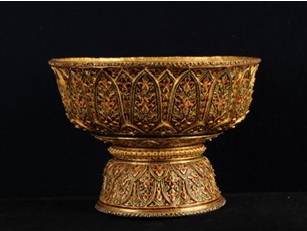 Picture 9 : The enameled-gold pedestal tray for washing the face in the Pavilion of Regalia, Royal Decorations and Coins.