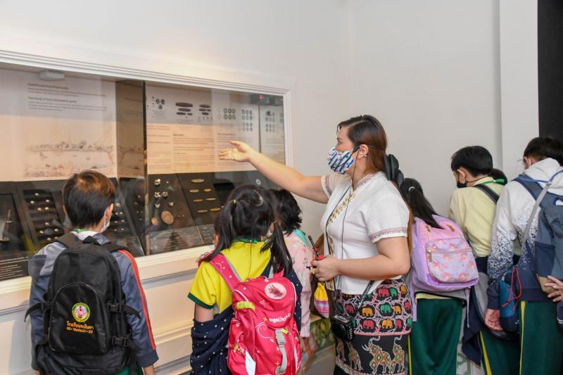 ครูและนักเรียนโรงเรียนอนันตาเข้าเยี่ยมชมการจัดแสดง ณ พิพิธภัณฑ์เหรียญกษาปณานุรักษ์