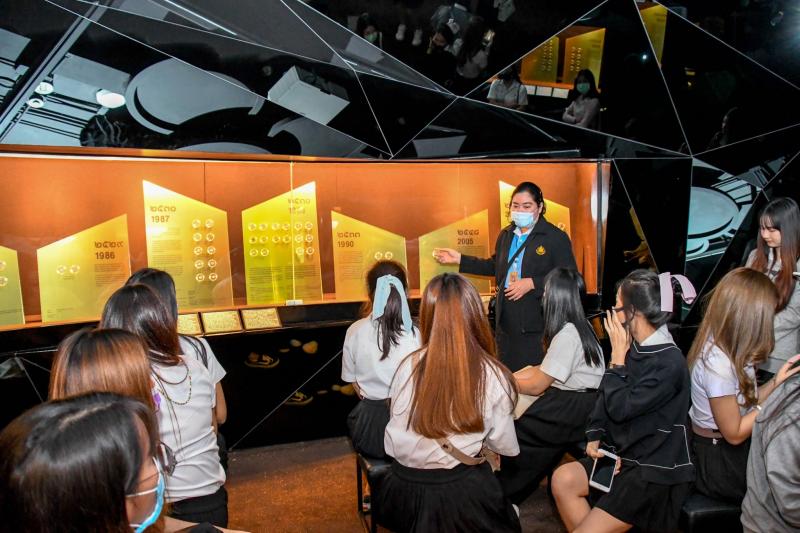 นักศึกษาจากมหาวิทยาลัยหอการค้าไทย เข้าชมพิพิธภัณฑ์เหรียญกษาปณานุรักษ์