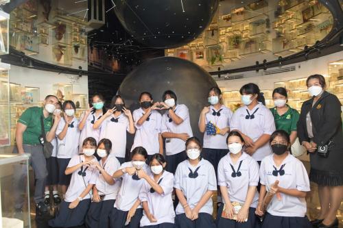 คณะครูและนักเรียนโรงเรียนสตรีนนทบุรีเข้าชมการจัดแสดง ณ พิพิธภัณฑืเหรียญกษาปณานุรักษ์
